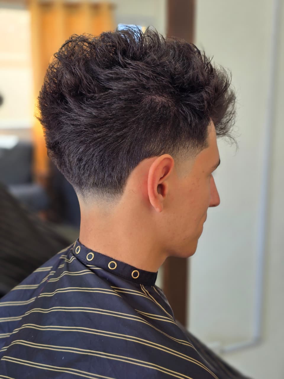 Corte texturado con degradado realizado en Barbería El Parce, El Calafate